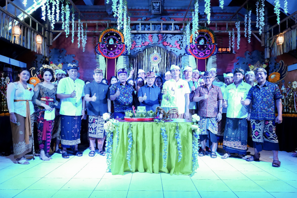 Sekda Adi Arnawa Hadiri HUT ST Dharma Yoga Banjar Dangin Pangkung